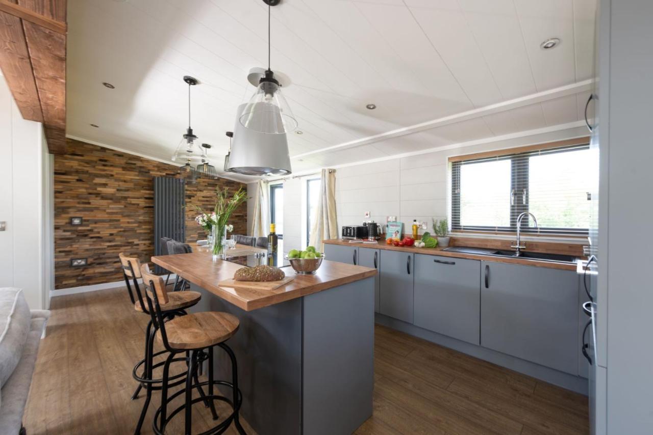Primrose Lodge, 25 Roadford Lake Lodges Lifton ภายนอก รูปภาพ