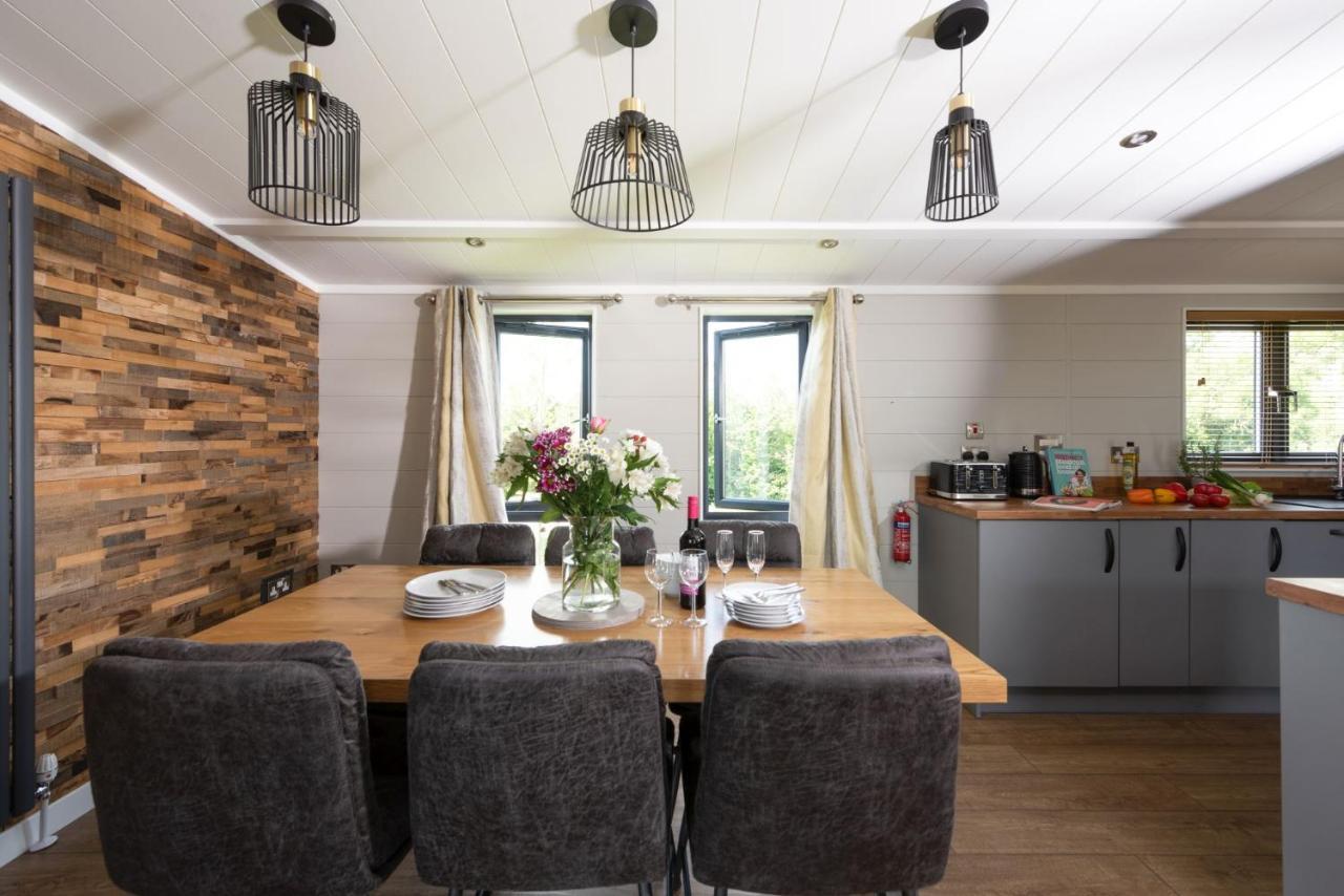 Primrose Lodge, 25 Roadford Lake Lodges Lifton ภายนอก รูปภาพ